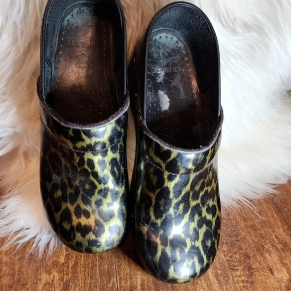 Dansko Green Patent  Leopard Clogs 40/10 - Picture 8 of 14